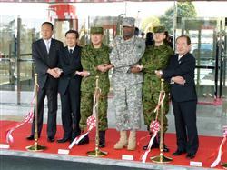 キャンプ座間への移転完了式典で、握手する日米の司令官ら.jpg