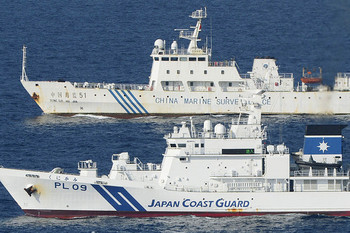 並走する支那の海洋監視船（奥）と海上保安庁の巡視船.jpg