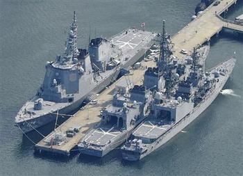 出港に向け準備するイージス艦「きりしま」３０日午後、海上自衛隊横須賀基地.jpg