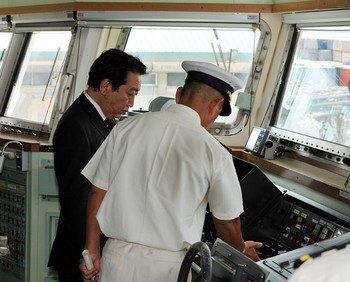 巡視船「りゅうきゅう」を視察する野田首相.jpg