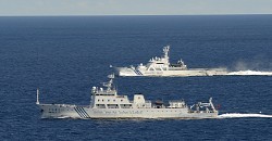 日本領海に侵入した中国の「海監５１」。奥は海上保安庁の巡視船「はてるま」.jpg