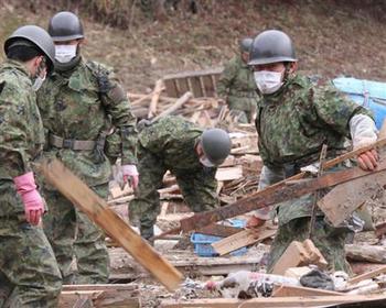 東日本大震災で、救出活動にあたった自衛隊員.jpg