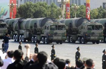 核兵器搭載可能な大陸間弾道ミサイル「東風３１Ａ」を積載したトレーラー.jpg