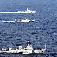 du日本の領海を航行するduの海洋監視船（手前）と、追尾する海上保安庁の巡視船.jpg